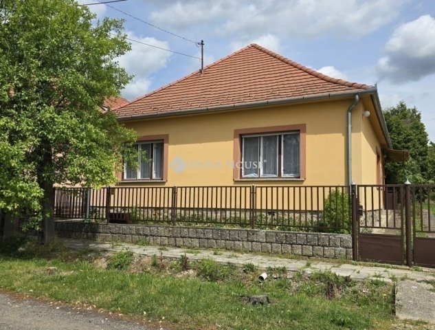 Eladó családi ház, Pécsett 67.5 M Ft, 3 szobás