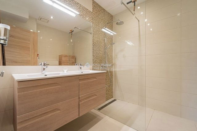 Eladó téglalakás, Budapesten, III. kerületben 310 M Ft, 4 szobás