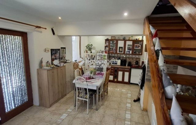 Eladó családi ház, Felsőpakonyban 89.9 M Ft, 9 szobás