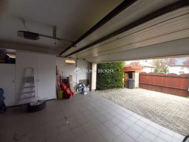 Eladó családi ház, Vecsésen 198.9 M Ft, 6 szobás