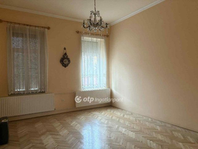 Eladó családi ház, Pápán 45 M Ft, 4 szobás