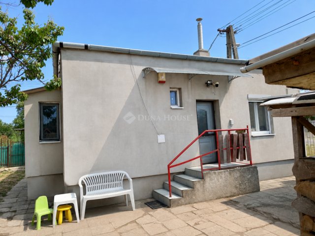 Eladó családi ház, Mogyoródon 80 M Ft, 3 szobás