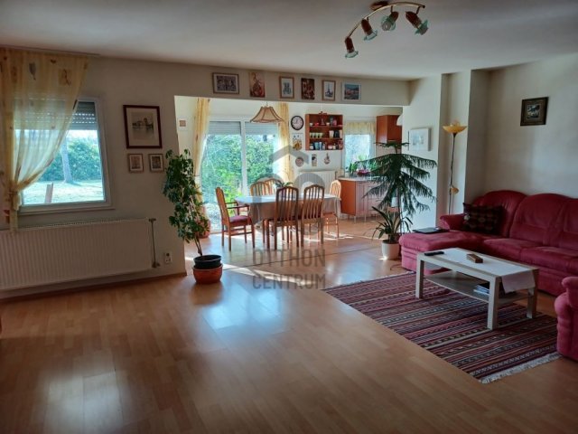 Eladó családi ház, Komáromban 97 M Ft, 4 szobás