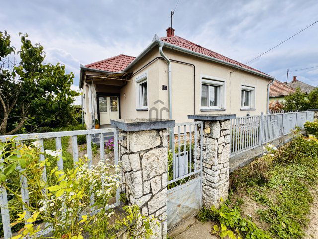 Eladó családi ház, Tápszentmiklóson 39.5 M Ft, 4 szobás