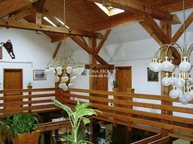 Eladó üzlethelyiség, Alsóújlakon 150 M Ft