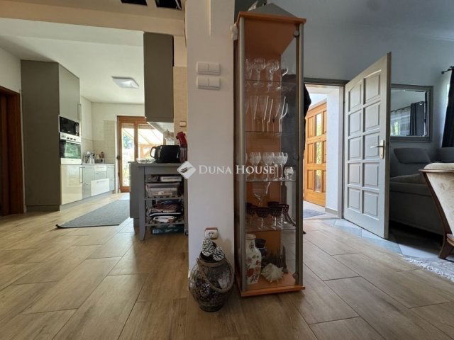 Eladó családi ház, Budapesten, IV. kerületben 199 M Ft, 6 szobás