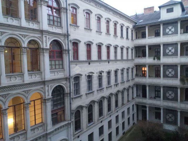 Eladó téglalakás, Budapesten, V. kerületben 130 M Ft, 3 szobás