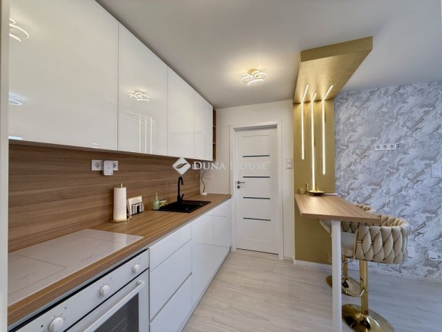 Eladó téglalakás, Budapesten, VI. kerületben 55 M Ft, 2 szobás