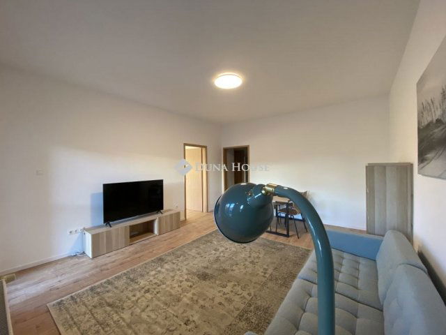 Kiadó téglalakás, albérlet, Pécsett, Király utcában, 2 szobás