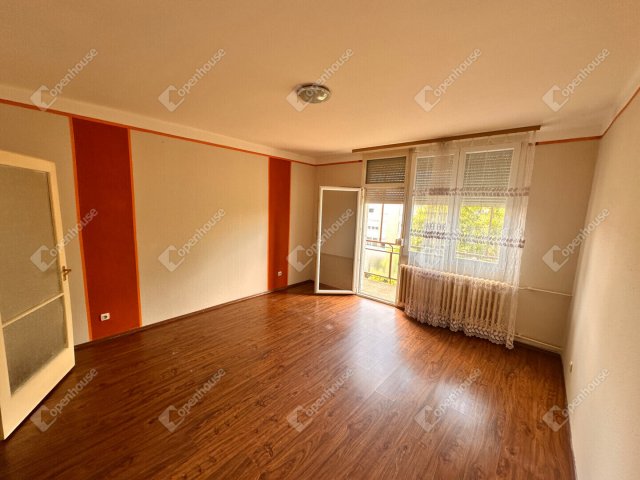 Eladó téglalakás, Tatabányán 32.999 M Ft, 2 szobás