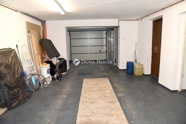 Eladó családi ház, Pécsett 122 M Ft, 4 szobás