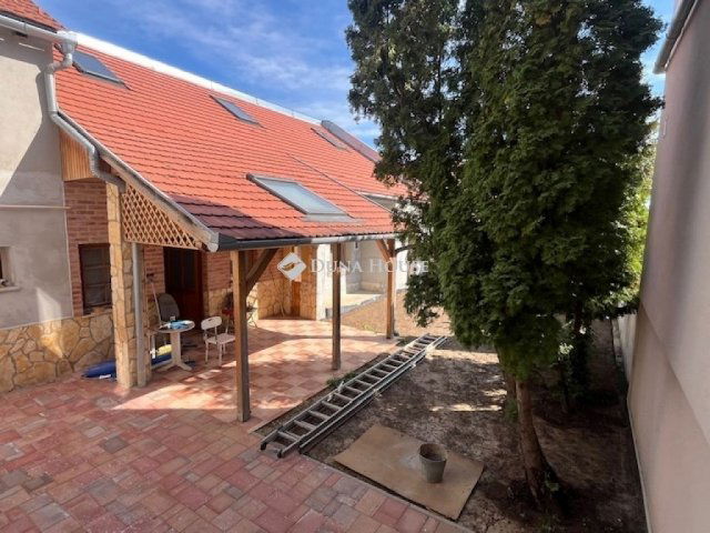 Eladó téglalakás, Pécsett 69.9 M Ft, 4 szobás