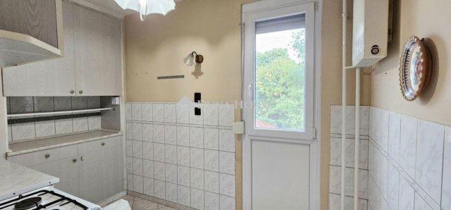 Eladó panellakás, Pécsett 37.99 M Ft, 2 szobás