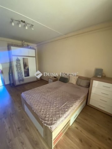 Eladó panellakás, Pécsett 42.4 M Ft, 2 szobás