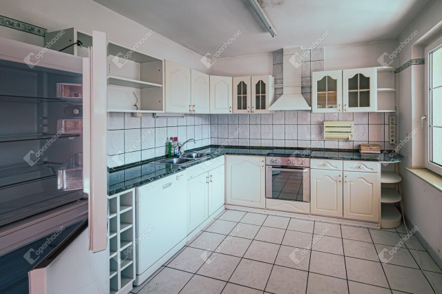 Eladó családi ház, Hegyeshalomban 139 M Ft, 9 szobás