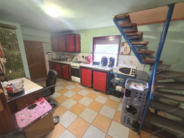 Eladó családi ház, Komáromban 49.9 M Ft, 3 szobás