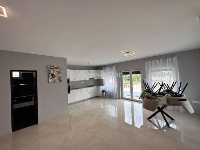 Eladó téglalakás, Dunavarsányban 129.9 M Ft, 8 szobás