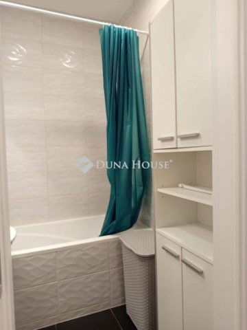 Eladó panellakás, Komlón 25.9 M Ft, 2 szobás