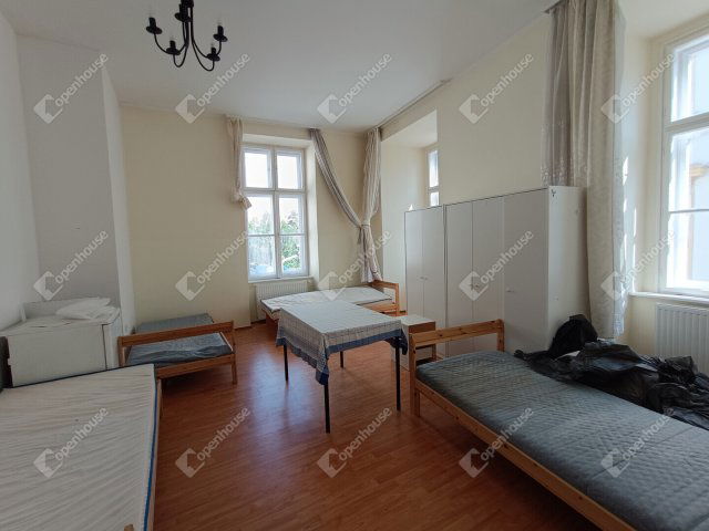 Eladó téglalakás, Sopronban 99.9 M Ft, 6 szobás