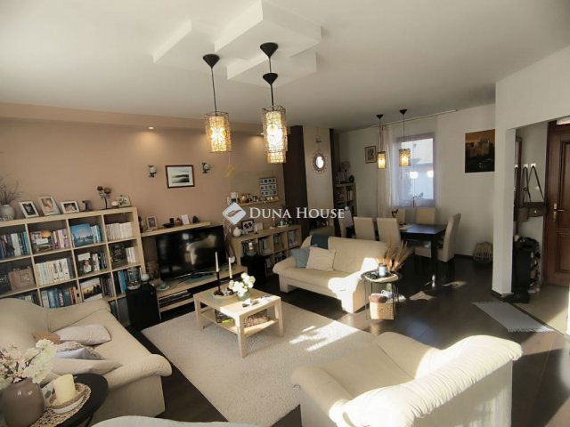 Eladó téglalakás, Győrött 114.9 M Ft, 4 szobás