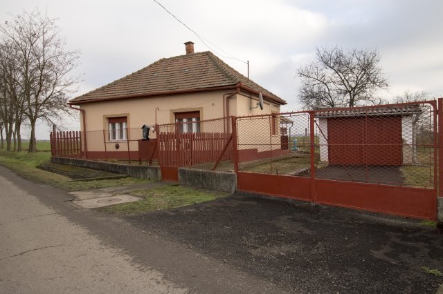 Eladó családi ház, Karácsondon 28.9 M Ft, 2 szobás