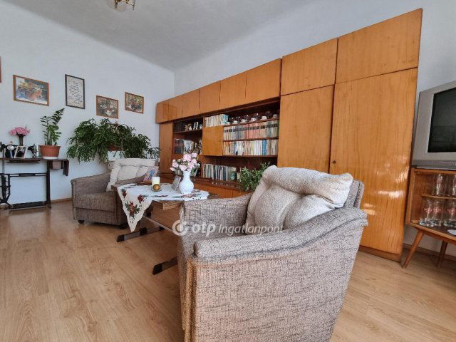 Eladó családi ház, Pápateszéren 43.99 M Ft, 2 szobás