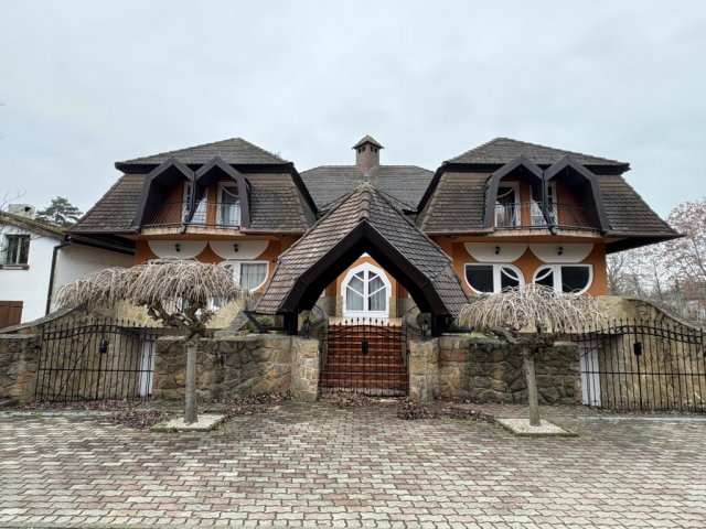 Eladó családi ház, Balatonlelleén 299 M Ft, 10 szobás