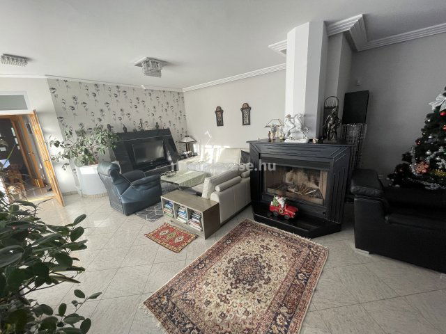 Eladó családi ház, Budaörsön 390 M Ft, 9+1 szobás