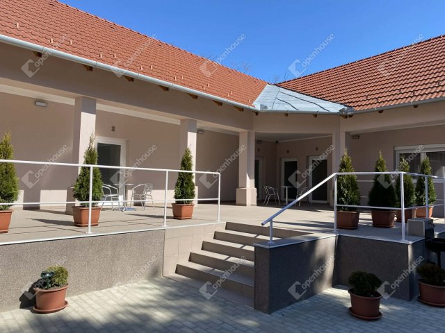 Eladó családi ház, Csongrádon 165 M Ft, 8 szobás