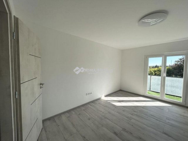 Eladó panellakás, Pécsett 52.9 M Ft, 2 szobás