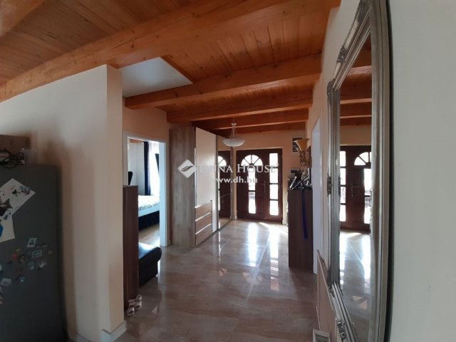 Eladó családi ház, Mogyoródon 220 M Ft, 6 szobás