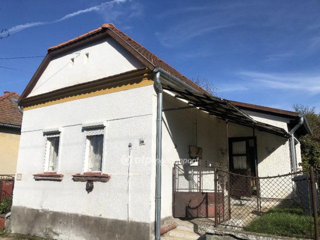Eladó családi ház, Ajkán 21.4 M Ft, 2 szobás