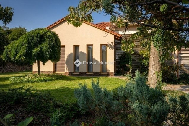 Eladó családi ház, Pécsett 460 M Ft, 8 szobás