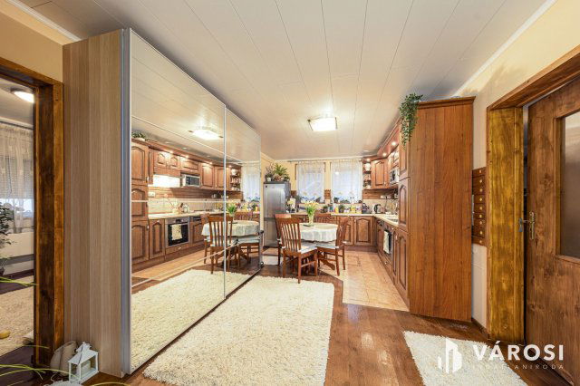 Eladó téglalakás, Szegeden 69.9 M Ft, 4 szobás