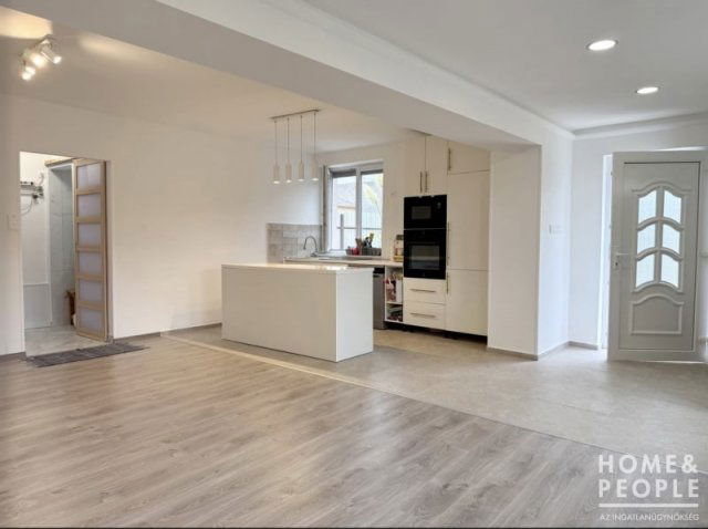 Eladó családi ház, Szentesen 55.8 M Ft, 3 szobás