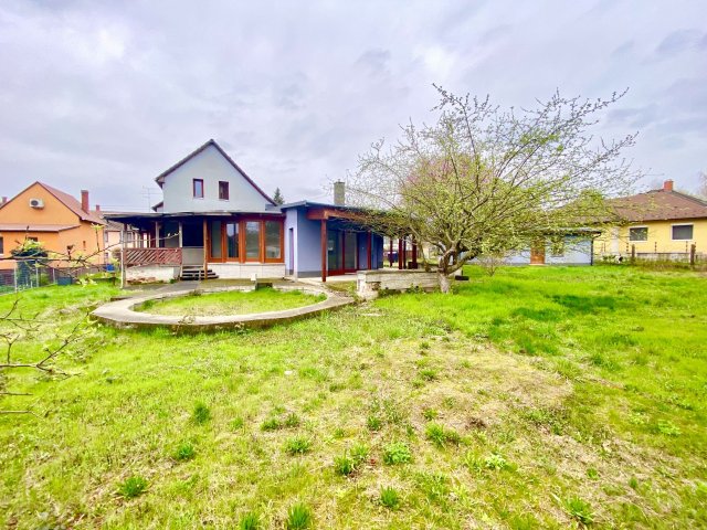 Eladó családi ház, Komáromban 62 M Ft, 7 szobás