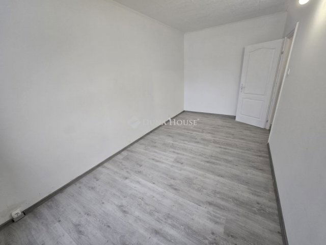 Eladó panellakás, Székesfehérvárott 49.5 M Ft, 2 szobás