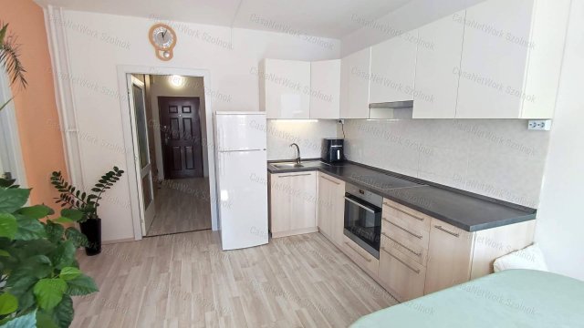 Eladó panellakás, Szolnokon 37.99 M Ft, 1+2 szobás