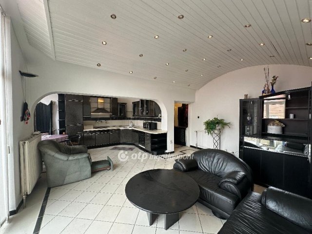 Eladó téglalakás, Pécsett 81.9 M Ft, 4 szobás