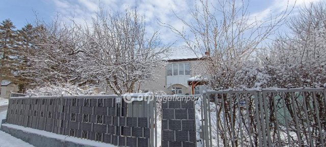 Eladó családi ház, Ajkán 74 M Ft, 4 szobás