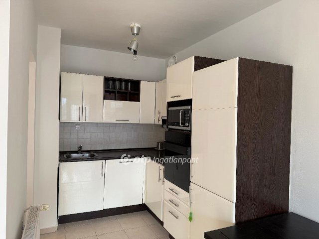 Eladó téglalakás, Pécsett 75 M Ft, 2+1 szobás