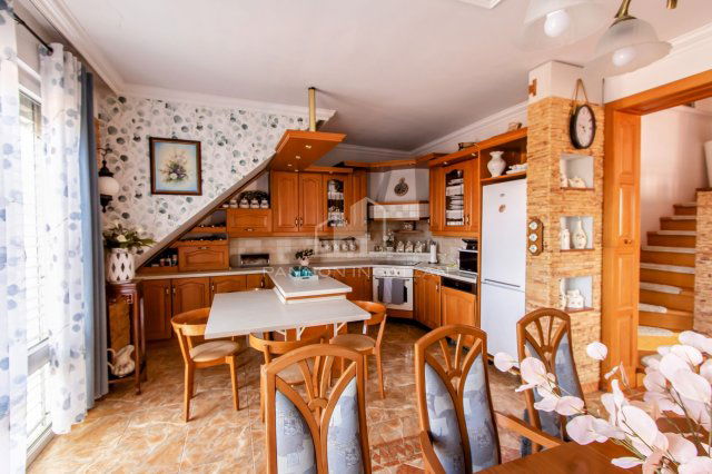 Eladó családi ház, Veszprémben 220 M Ft, 6 szobás