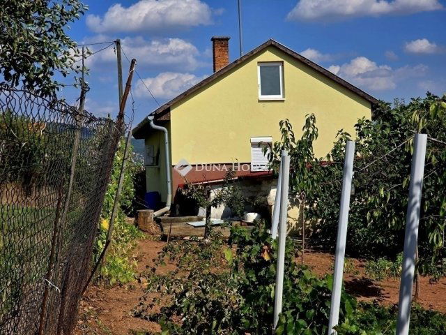 Eladó családi ház, Pécsett 32.3 M Ft, 2 szobás