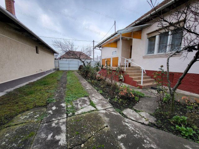 Eladó családi ház, Jászberényben 37.9 M Ft, 3 szobás