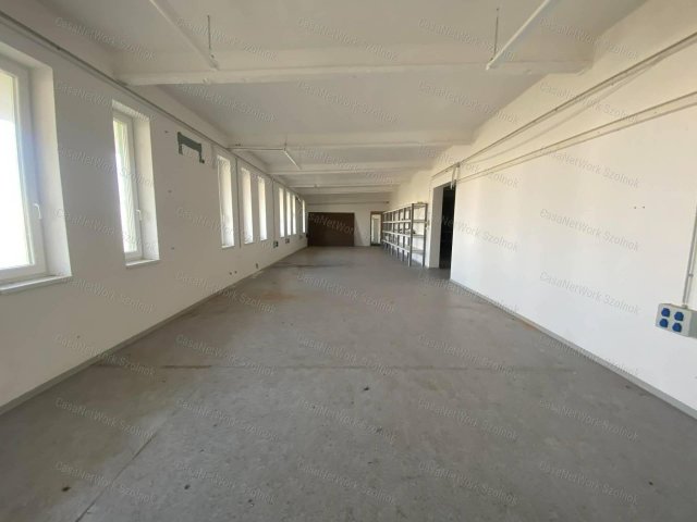 Kiadó ipari ingatlan, Szolnokon 500 E Ft / hó, 15 szobás
