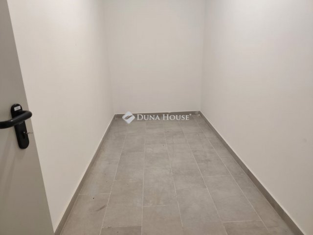 Eladó ipari ingatlan, Komáromban, Bem József utcában 5.067 M Ft