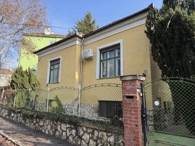 Eladó családi ház, Pécsett 74.9 M Ft, 4 szobás