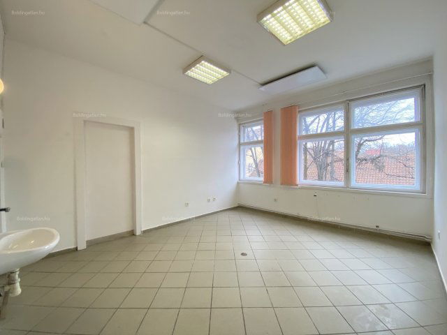 Kiadó iroda, Kaposváron, Petőfi téren 50 E Ft / hó, 1 szobás