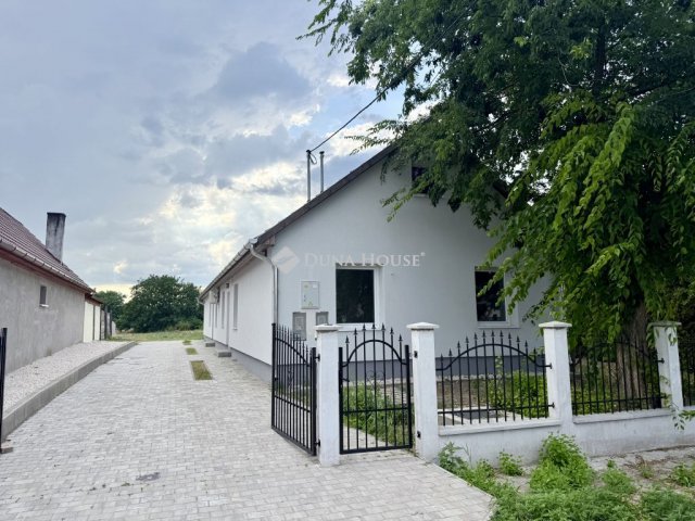 Eladó családi ház, Szentlőrinckátán 69.9 M Ft, 8 szobás