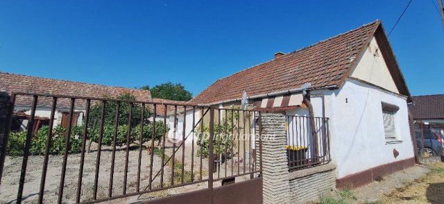 Eladó családi ház, Szakmáron 10.5 M Ft, 2 szobás